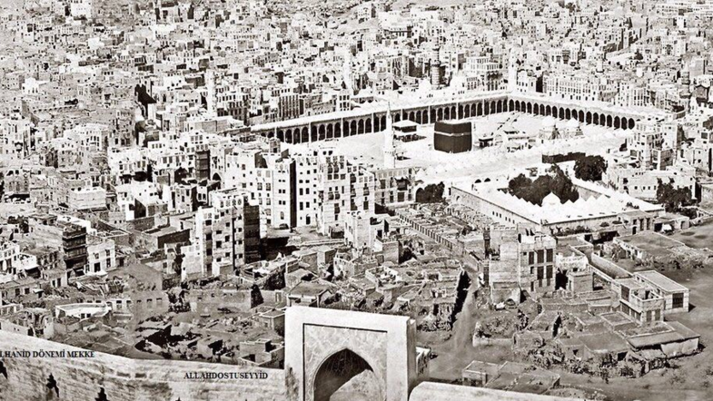 Which gateway did Prophet Mohammed choose to takeover Mecca?