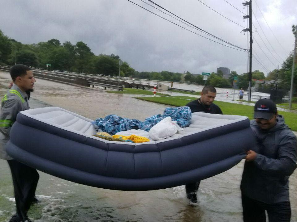 Harvey: Muslim youth group hits streets to help Houston residents during storm