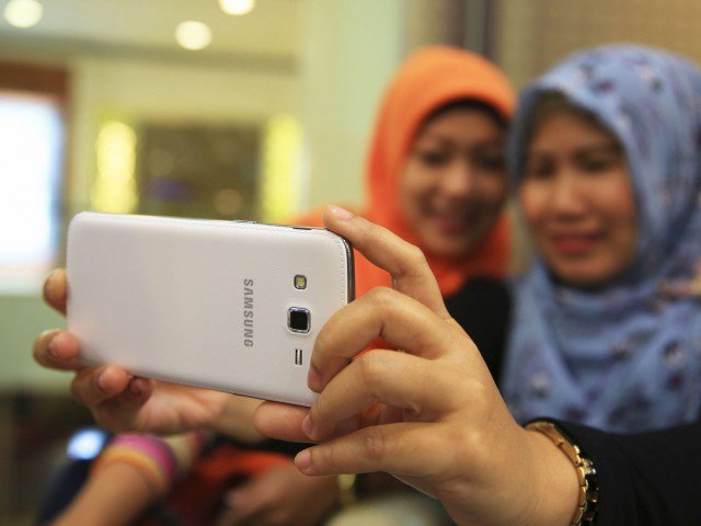 Islamic Seminary Issues Fatwa Banning Muslims from Posting Pictures on Social Media