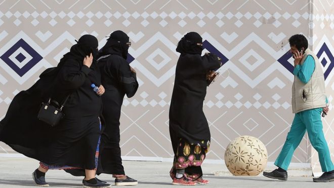 Saudi Women Should Not Have To Wear Abaya Robes, Top Cleric Says