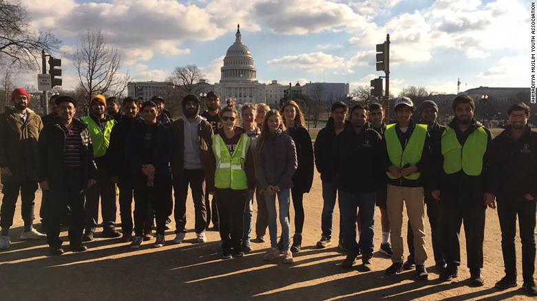 Muslim youth group cleans up national parks amid government shutdown
