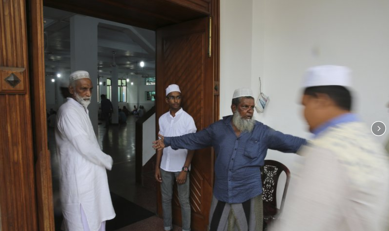  Sri Lanka Muslims brave militant threats for Friday prayers