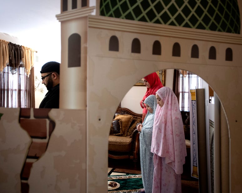 Muslims Create Mini-mosques at Home to Mark Ramadan Amid Coronavirus