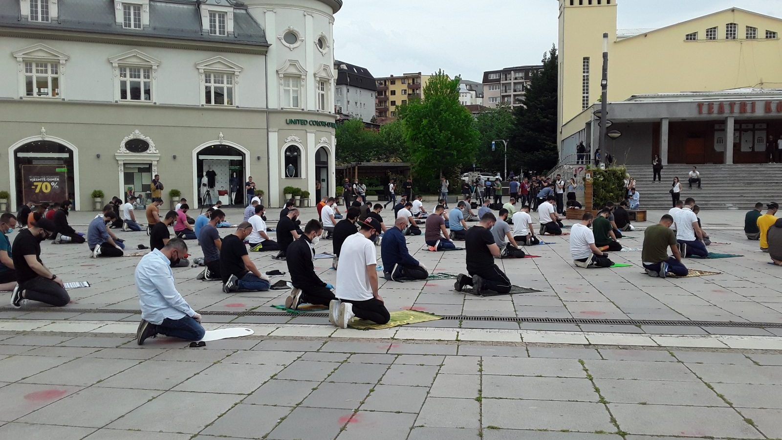 Kosovo Muslims Hold Protest Prayers in Pristina Square